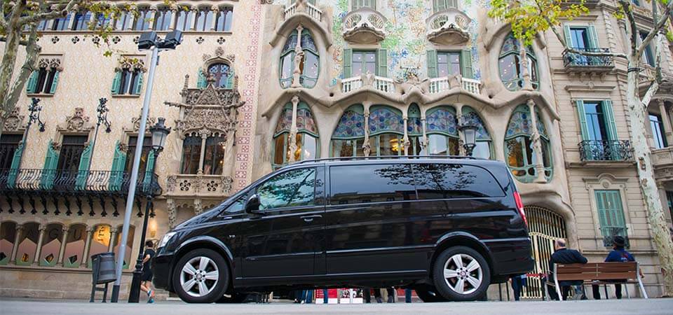 Por qué hacer un city tour por Barcelona con un chófer profesional